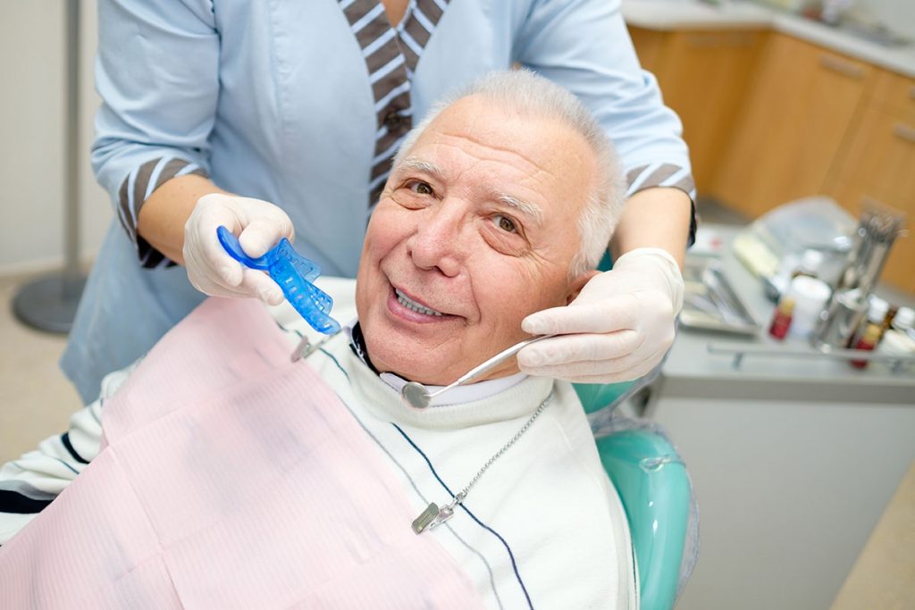 Prótesis Es un elemento artificial que repone las ausensias dentarías y los tejidos que se van perdiendo, sobre todo en personas mayores